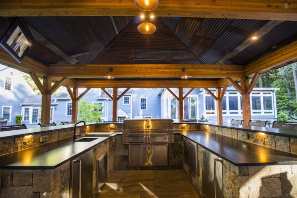 What a Custom Outdoor Kitchen Installation Should Look Like in New England